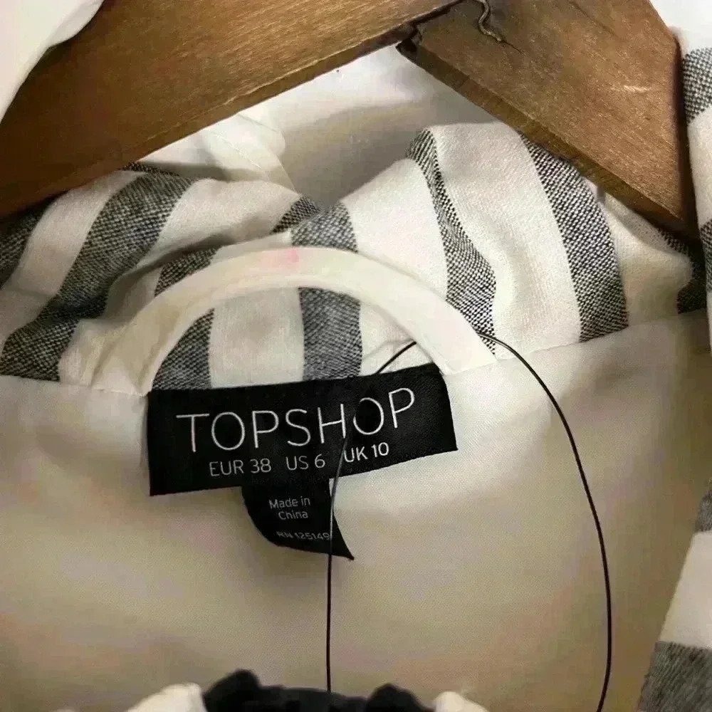 Top  Shop White Raincoat with Black Snaps and Zipper Size 6 - Picture 2 of 13